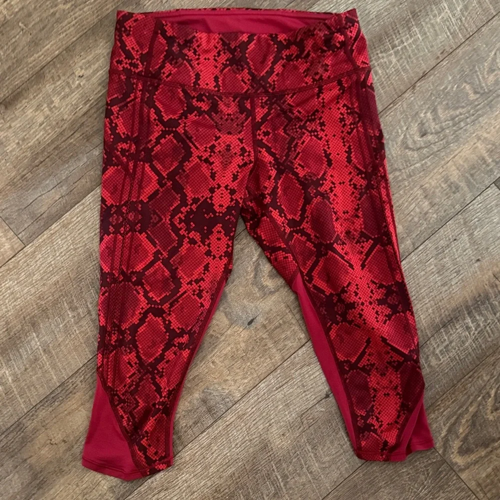 lululemon athletica Red Snake-Print Capri Leggings size 4